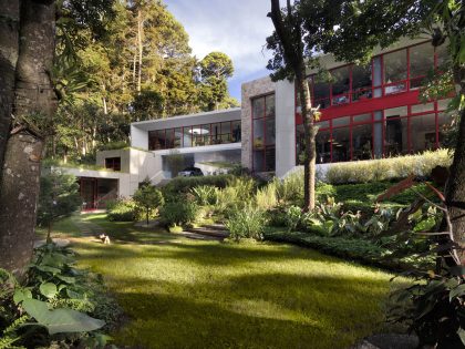 A Stylish Modern House Surrounded by Forests and Tall Trees in Guatemala City by Solis Colomer Arquitectos (6)