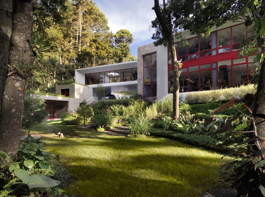 A Stylish Modern House Surrounded by Forests and Tall Trees in Guatemala City by Solis Colomer Arquitectos (6)