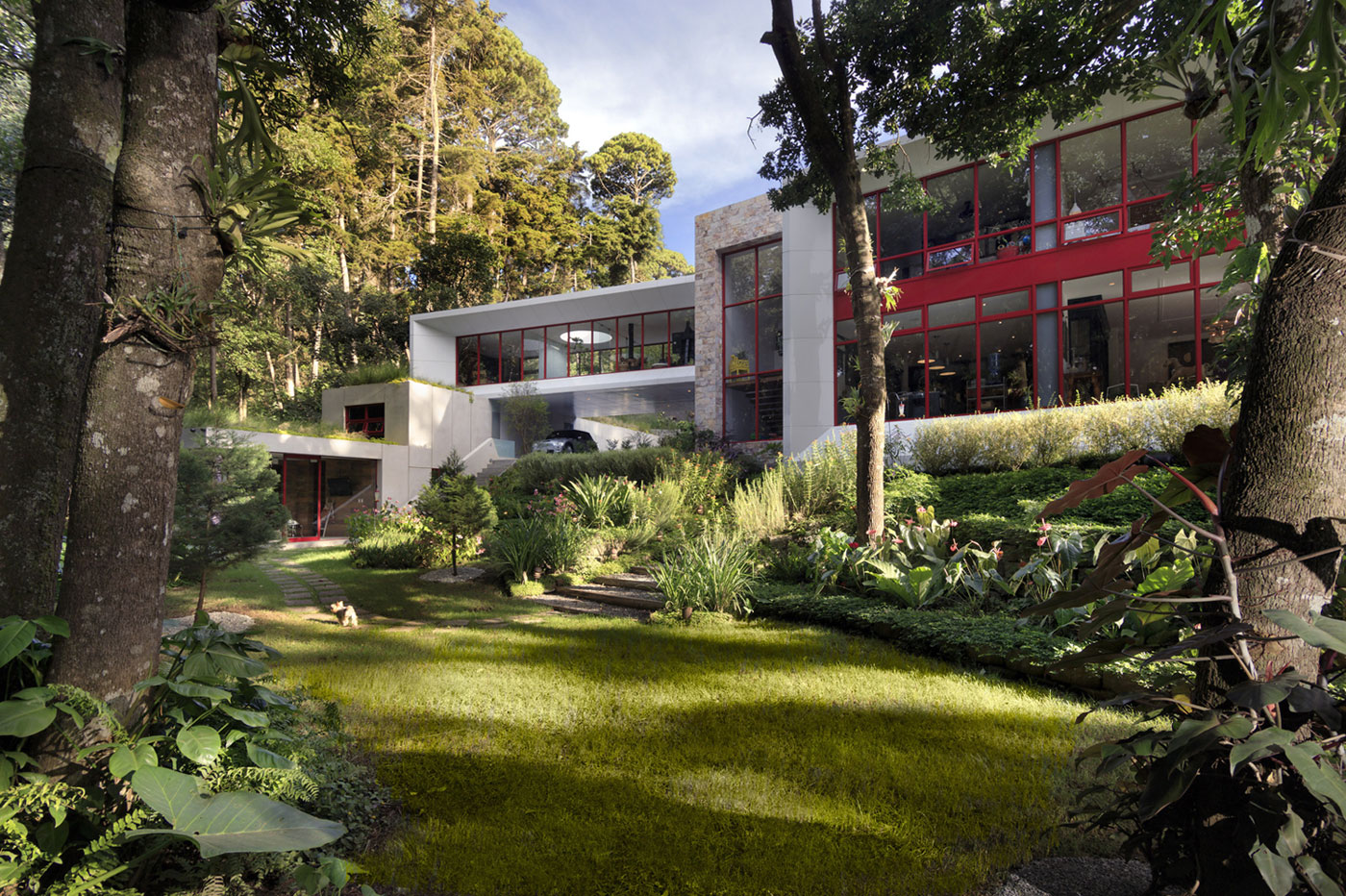 A Stylish Modern House Surrounded by Forests and Tall Trees in Guatemala City by Solis Colomer Arquitectos (6)