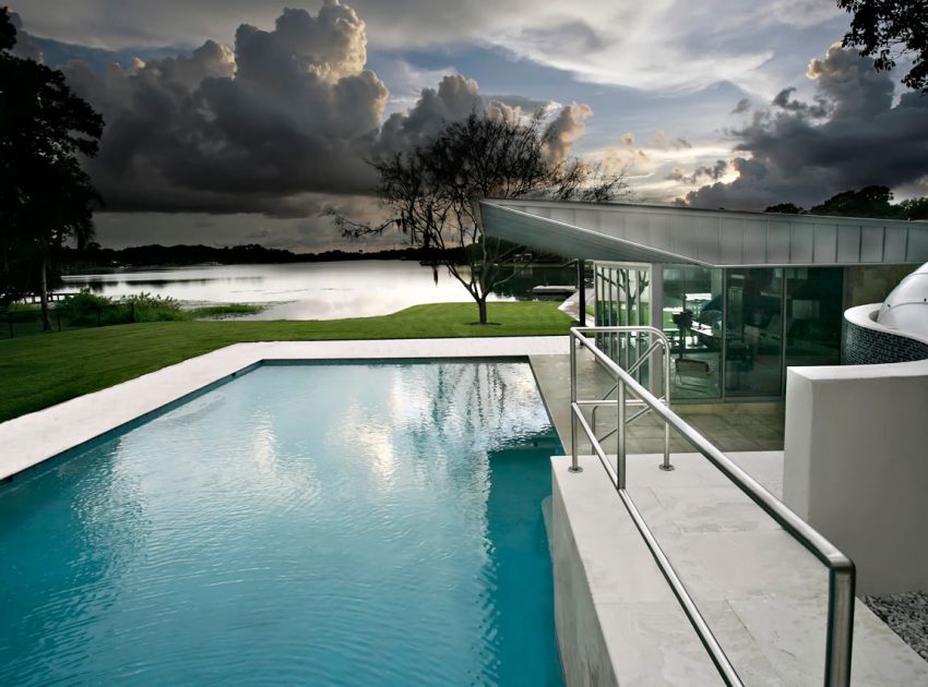 A Stylish Modern Lakefront Home with Striking Facade in Tampa by Alfonso Architects (12)
