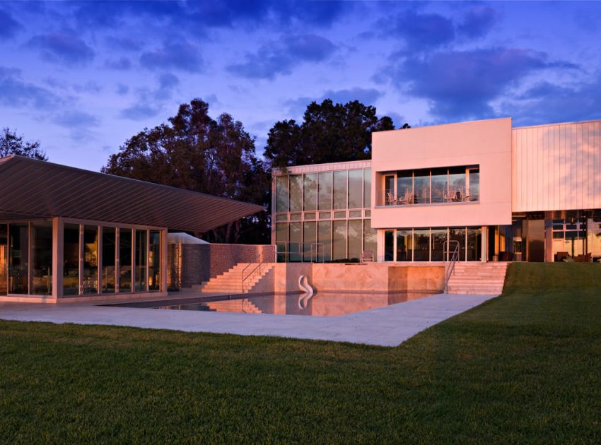 A Stylish Modern Lakefront Home with Striking Facade in Tampa by Alfonso Architects (14)