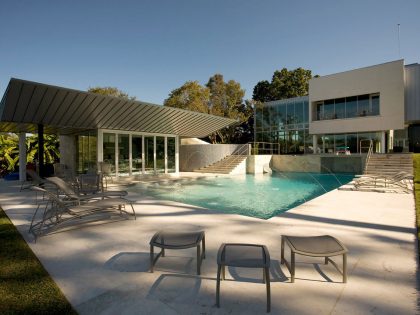 A Stylish Modern Lakefront Home with Striking Facade in Tampa by Alfonso Architects (2)