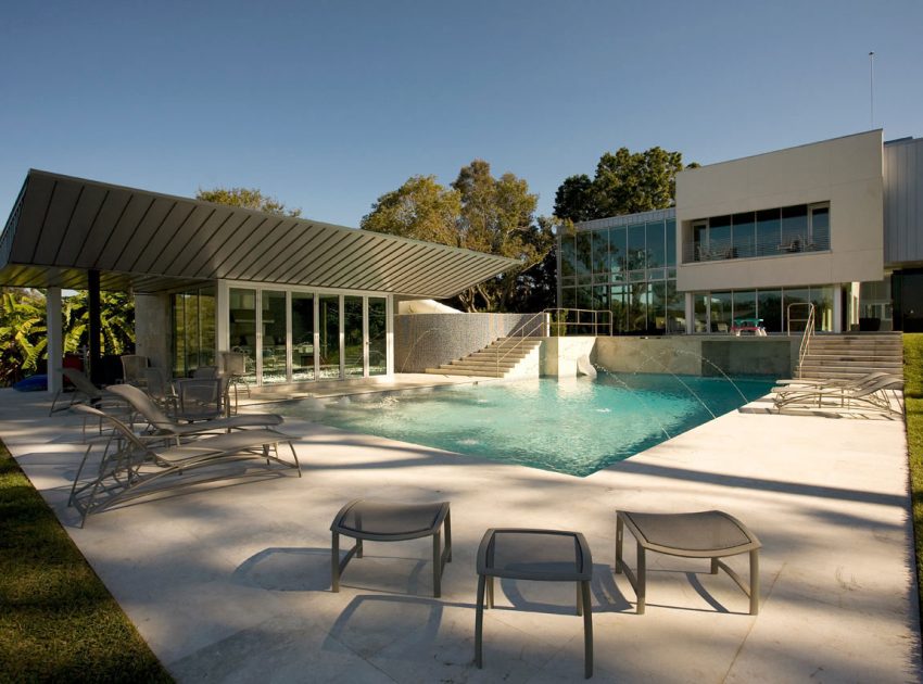 A Stylish Modern Lakefront Home with Striking Facade in Tampa by Alfonso Architects (2)