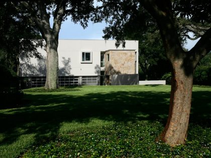 A Stylish Modern Lakefront Home with Striking Facade in Tampa by Alfonso Architects (3)