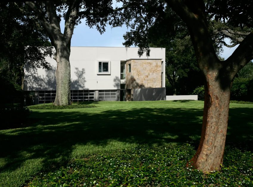 A Stylish Modern Lakefront Home with Striking Facade in Tampa by Alfonso Architects (3)