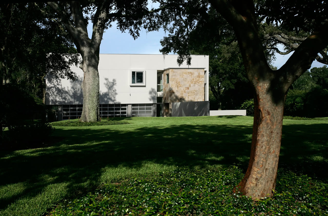 A Stylish Modern Lakefront Home with Striking Facade in Tampa by Alfonso Architects (3)