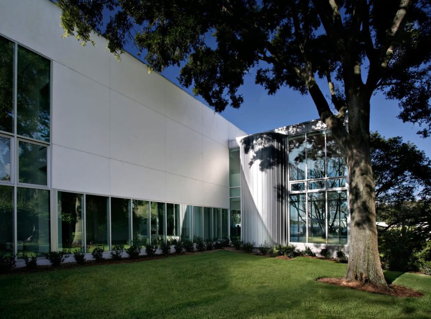 A Stylish Modern Lakefront Home with Striking Facade in Tampa by Alfonso Architects (4)