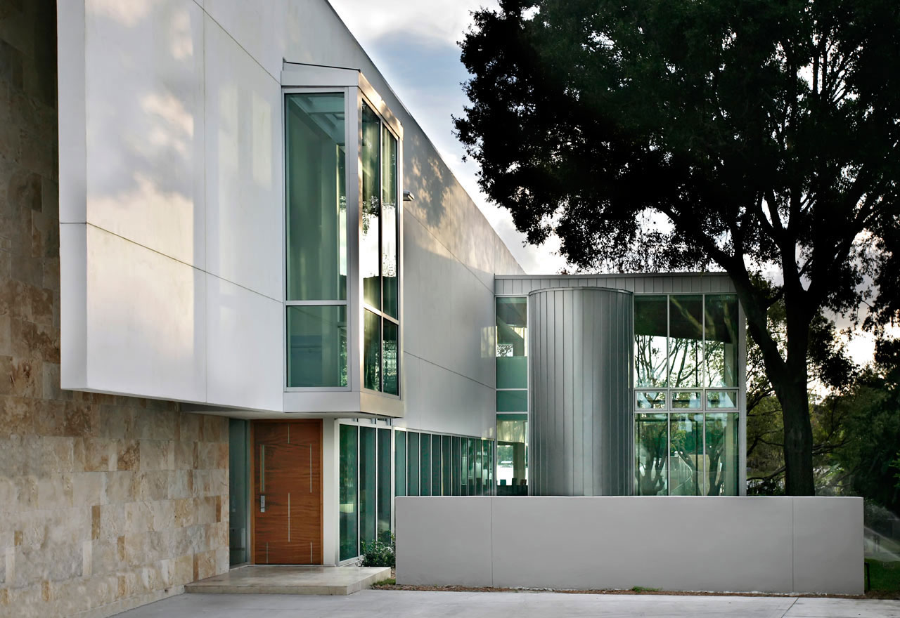 A Stylish Modern Lakefront Home with Striking Facade in Tampa by Alfonso Architects (5)