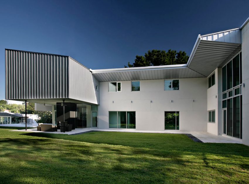 A Stylish Modern Lakefront Home with Striking Facade in Tampa by Alfonso Architects (6)