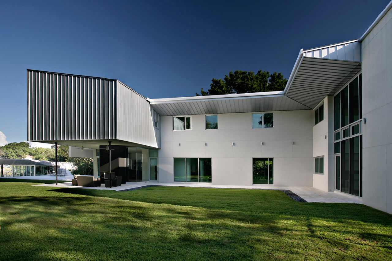 A Stylish Modern Lakefront Home with Striking Facade in Tampa by Alfonso Architects (6)