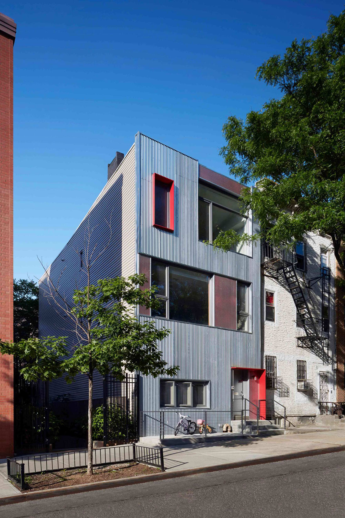 A Stylish Modern Light-Filled Home with Smart Red Accents in Brooklyn by Etelamaki Architecture (1)