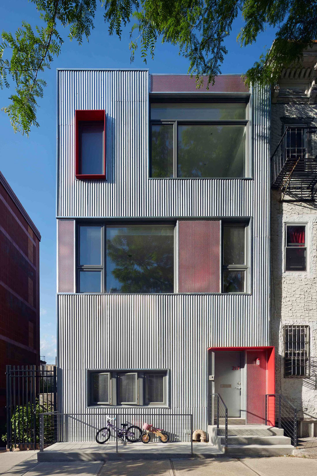 A Stylish Modern Light-Filled Home with Smart Red Accents in Brooklyn by Etelamaki Architecture (2)