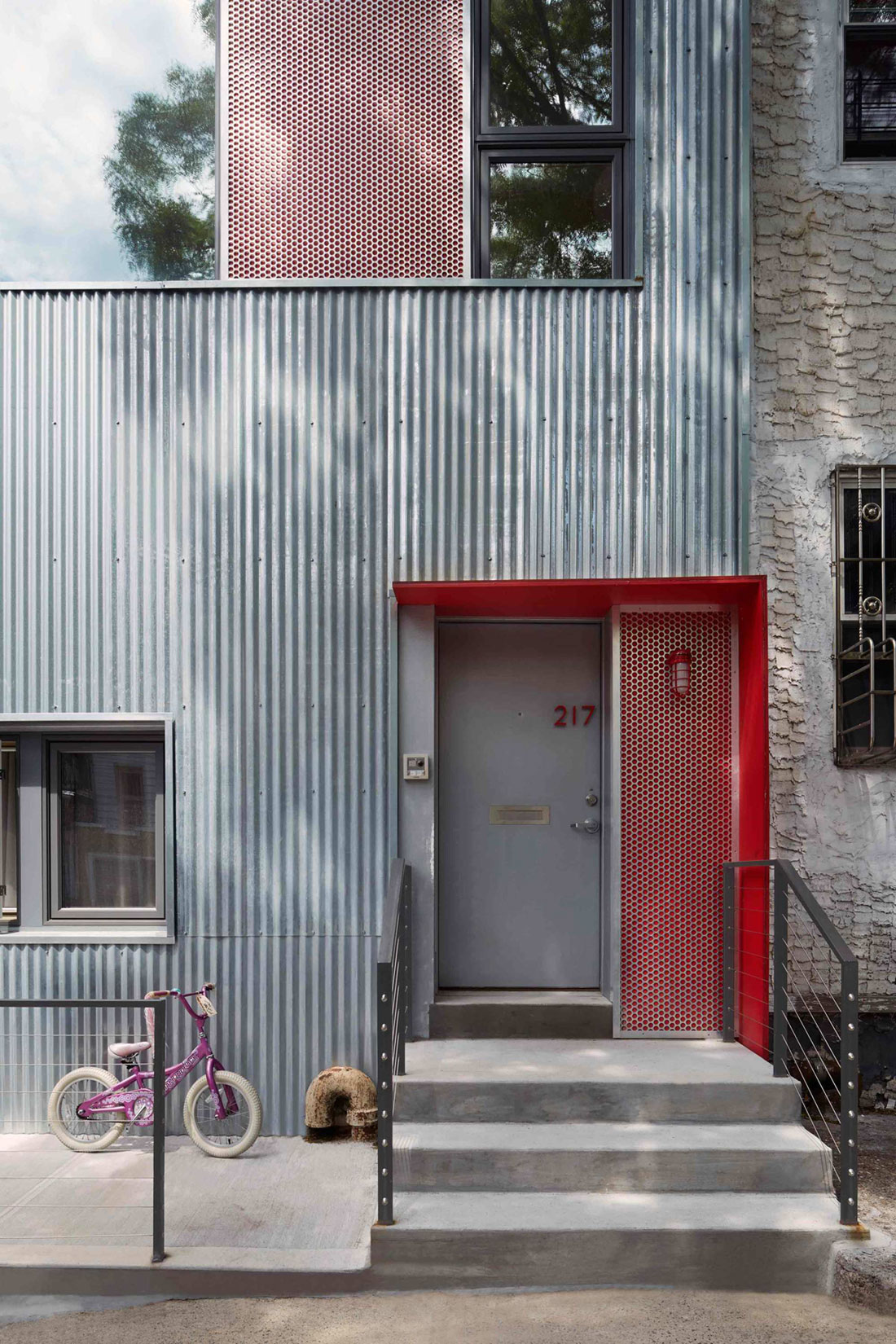 A Stylish Modern Light-Filled Home with Smart Red Accents in Brooklyn by Etelamaki Architecture (3)