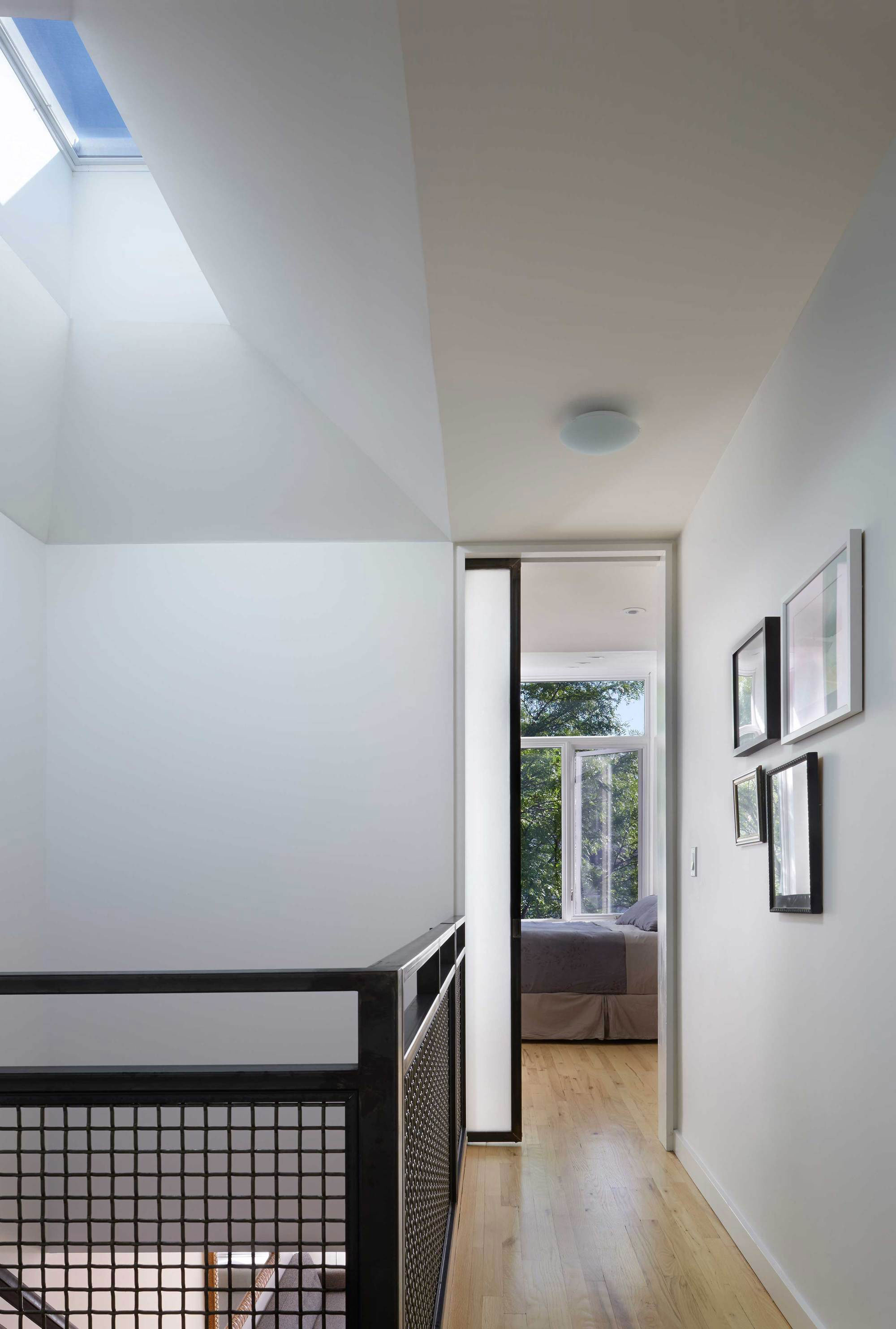 A Stylish Modern Light-Filled Home with Smart Red Accents in Brooklyn by Etelamaki Architecture (7)