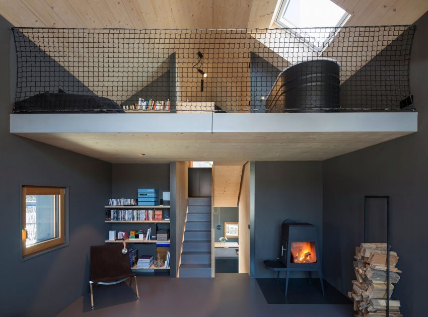 A Stylish Modern Wooden House with Cantilevered Terrace in Auerbach, Germany by Arnhard & Eck (17)