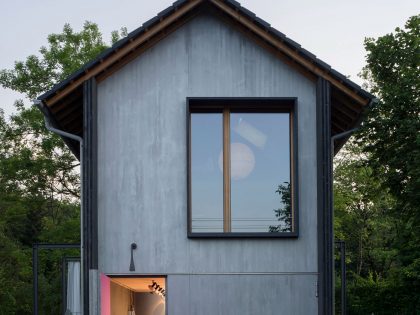 A Stylish Modern Wooden House with Cantilevered Terrace in Auerbach, Germany by Arnhard & Eck (7)