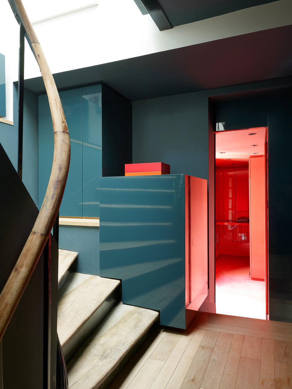 A Stylish and Bold Apartment with Vibrant Personality in Paris, France by Régis Larroque (7)