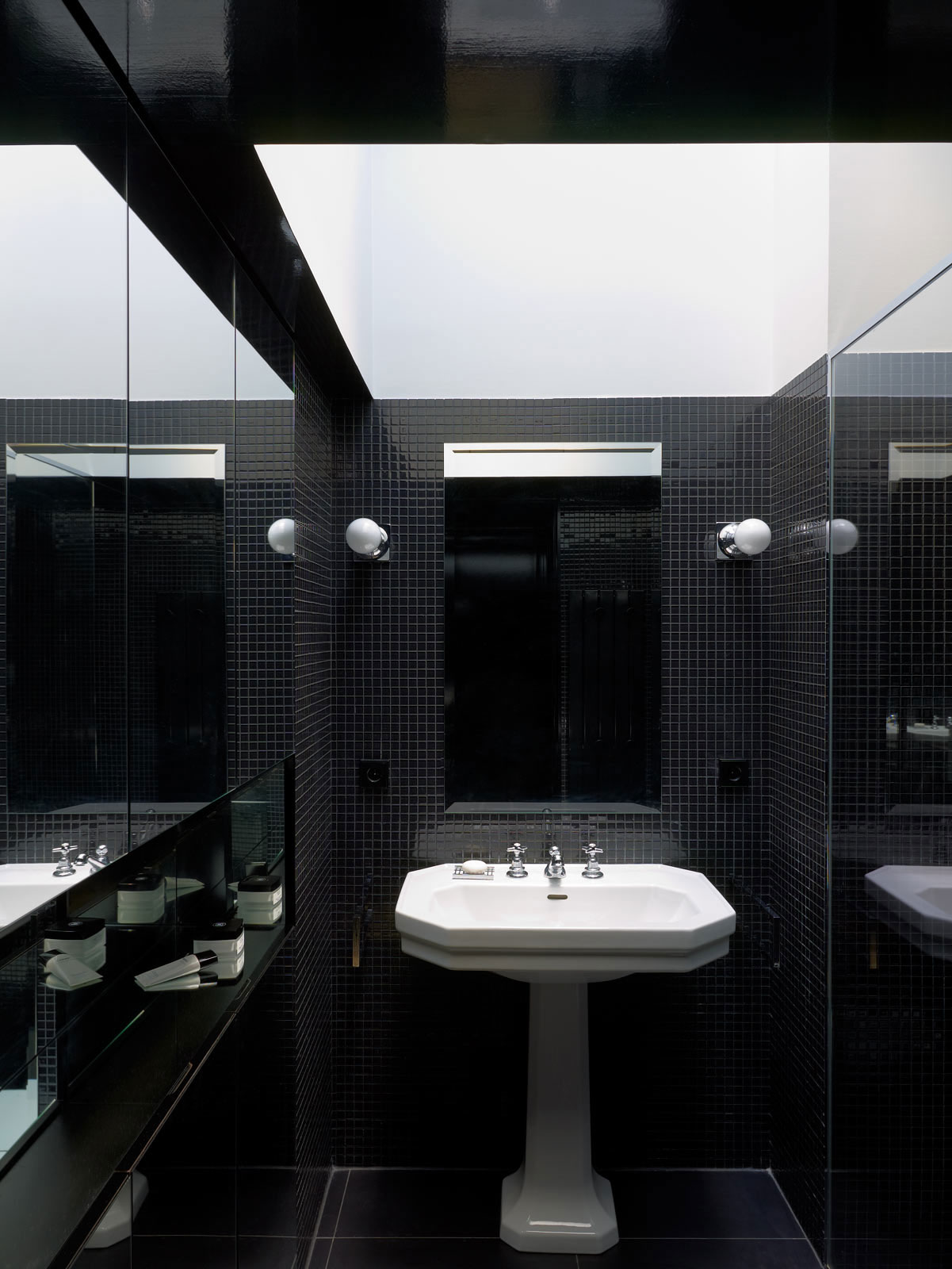 A Stylish and Bold Apartment with Vibrant Personality in Paris, France by Régis Larroque (9)