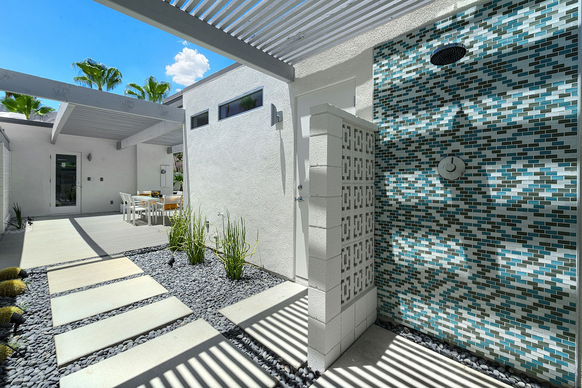 A Stylish and Bright Modern Home Full of Luxurious Details in Palm Springs by H3K Design (10)