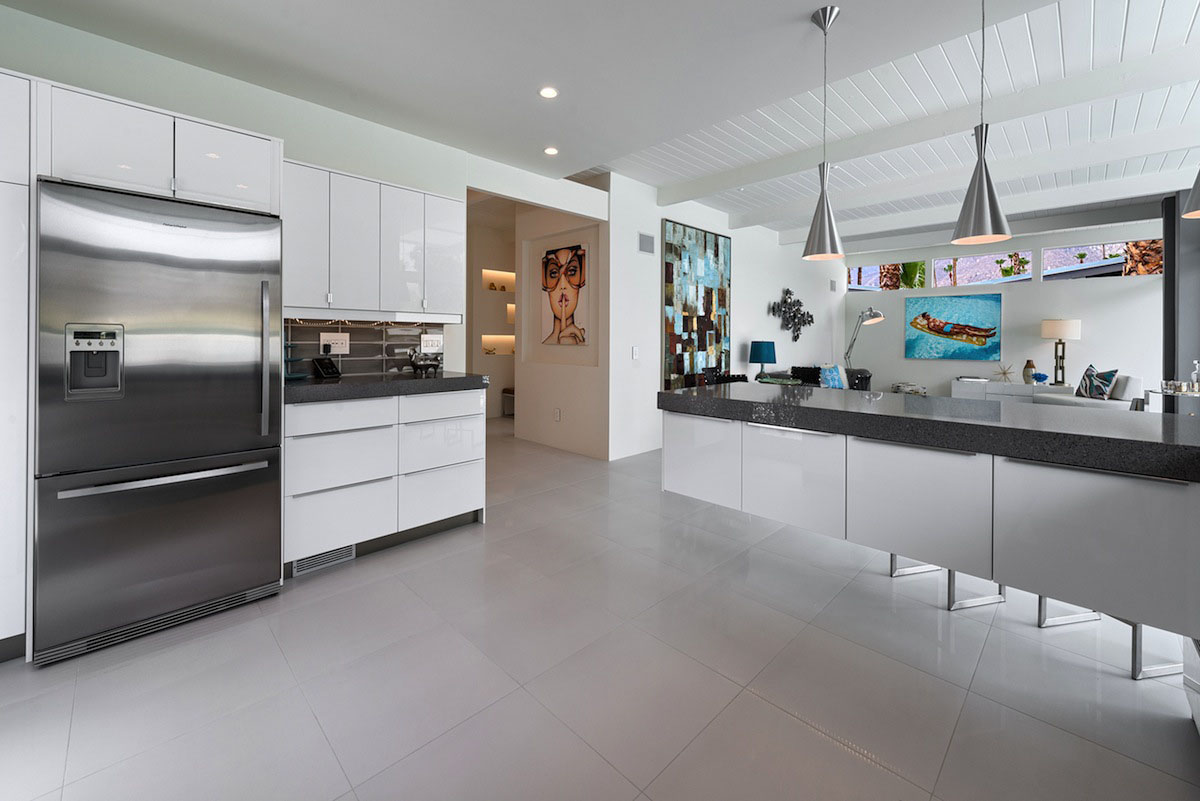 A Stylish and Bright Modern Home Full of Luxurious Details in Palm Springs by H3K Design (17)