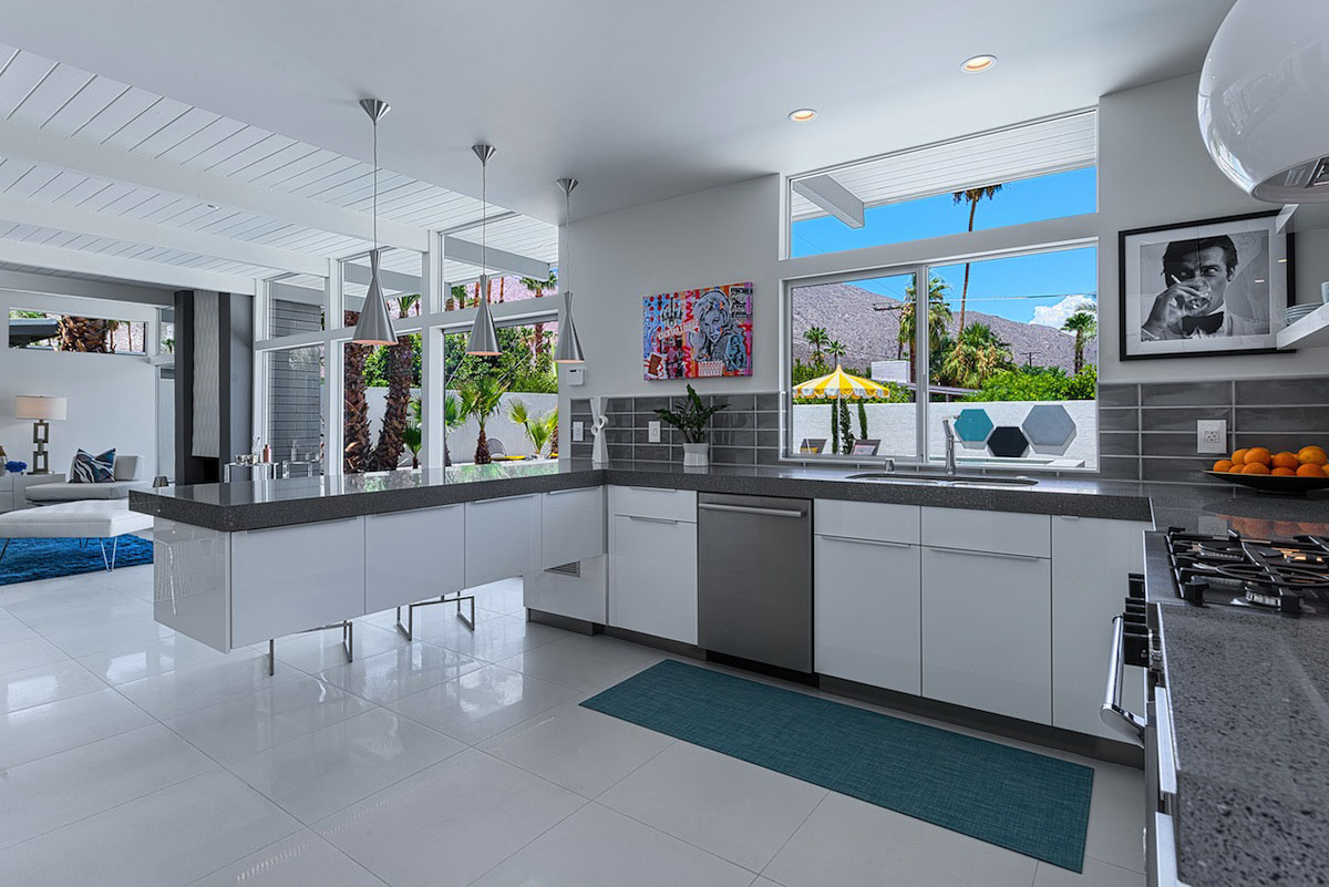 A Stylish and Bright Modern Home Full of Luxurious Details in Palm Springs by H3K Design (18)