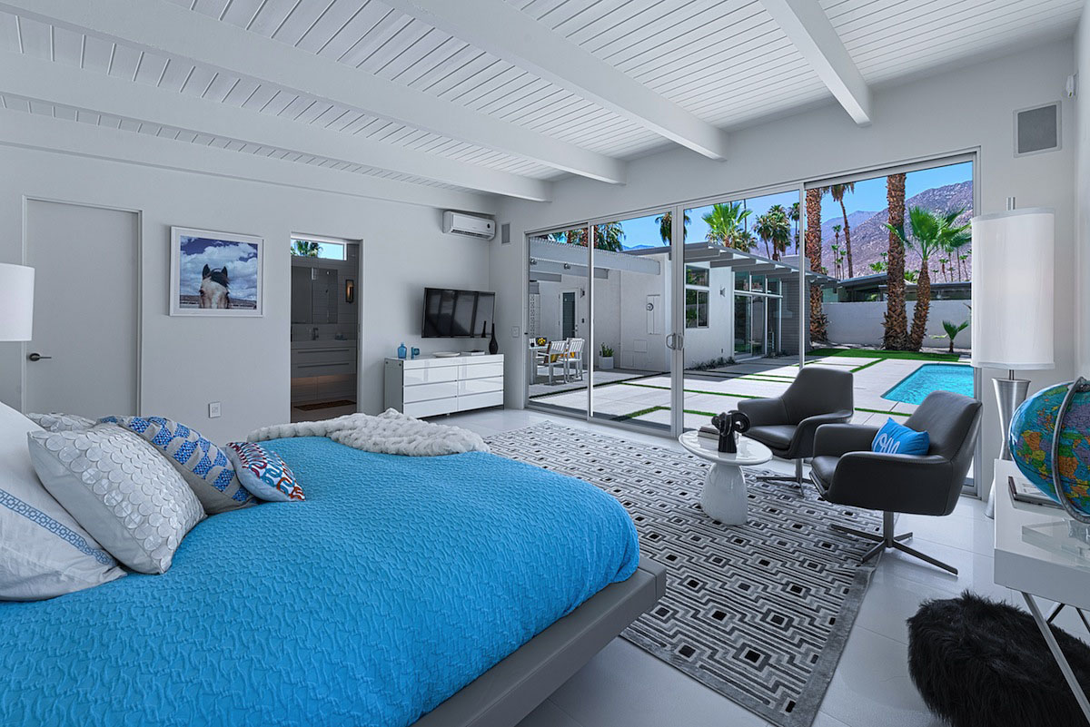 A Stylish and Bright Modern Home Full of Luxurious Details in Palm Springs by H3K Design (23)