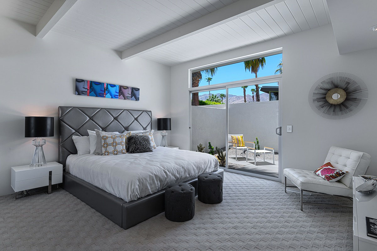 A Stylish and Bright Modern Home Full of Luxurious Details in Palm Springs by H3K Design (25)
