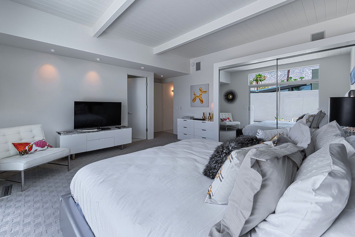 A Stylish and Bright Modern Home Full of Luxurious Details in Palm Springs by H3K Design (26)