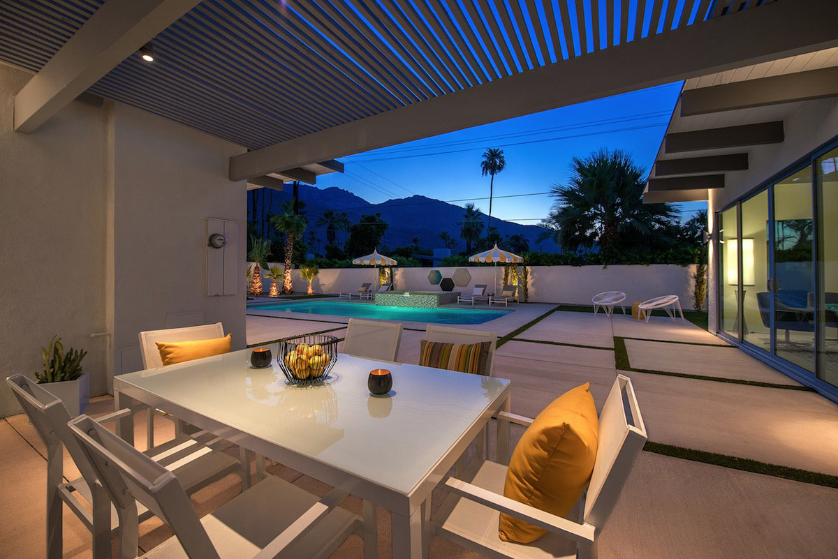 A Stylish and Bright Modern Home Full of Luxurious Details in Palm Springs by H3K Design (35)