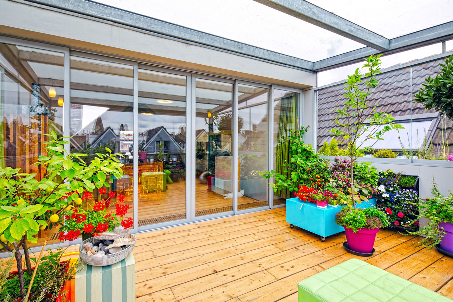 A Stylish and Colorful Apartment with Roof Terrace in Rotterdam, The Netherlands by HUNK design (1)