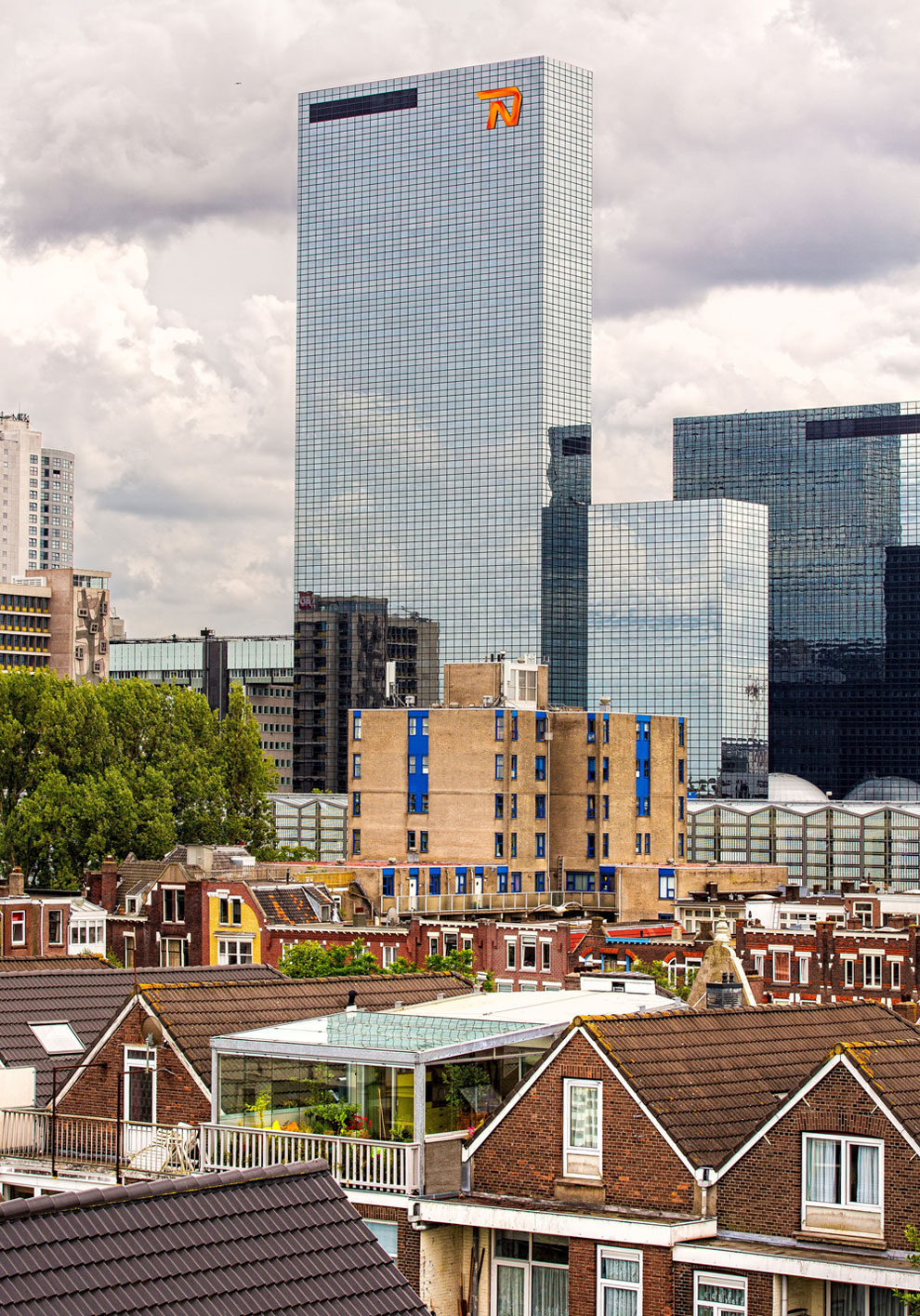 A Stylish and Colorful Apartment with Roof Terrace in Rotterdam, The Netherlands by HUNK design (13)