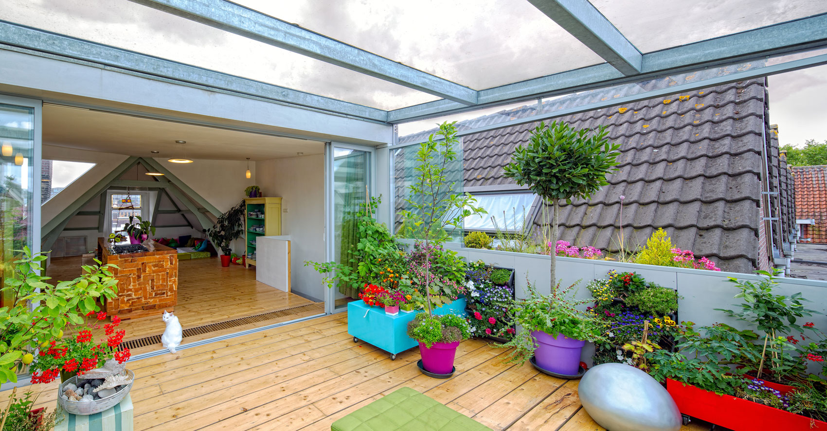 A Stylish and Colorful Apartment with Roof Terrace in Rotterdam, The Netherlands by HUNK design (2)