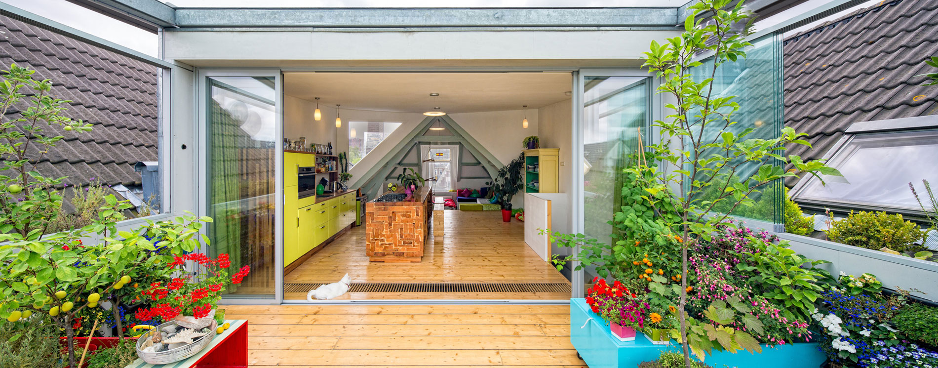 A Stylish and Colorful Apartment with Roof Terrace in Rotterdam, The Netherlands by HUNK design (3)