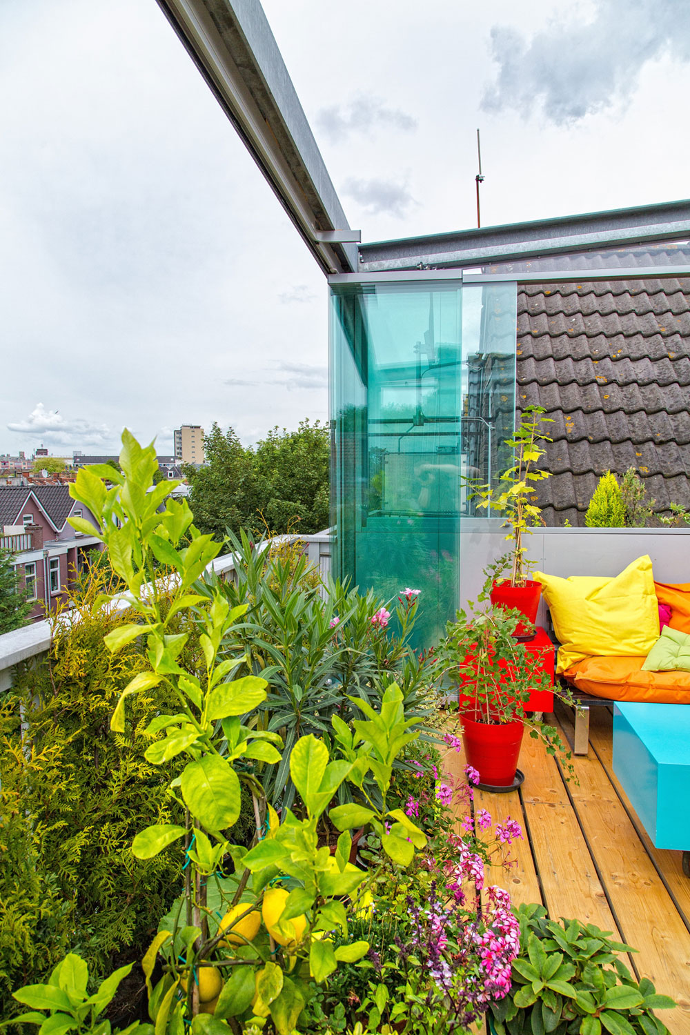 A Stylish and Colorful Apartment with Roof Terrace in Rotterdam, The Netherlands by HUNK design (4)