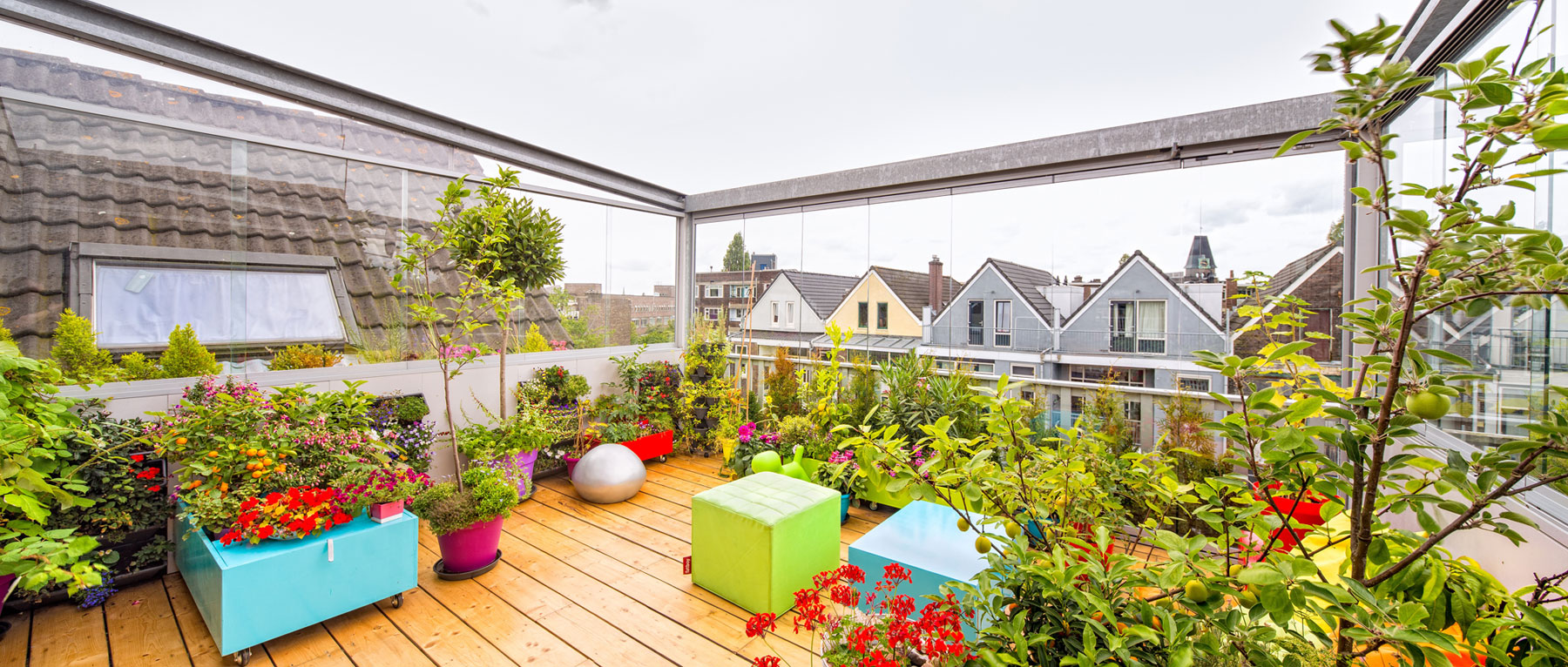 A Stylish and Colorful Apartment with Roof Terrace in Rotterdam, The Netherlands by HUNK design (5)