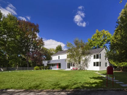 A Stylish and Colorful Modern Home with Light Interiors in Westchester by Fougeron Architecture (1)