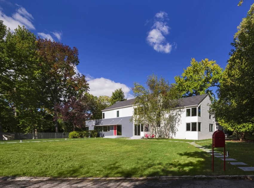 A Stylish and Colorful Modern Home with Light Interiors in Westchester by Fougeron Architecture (1)