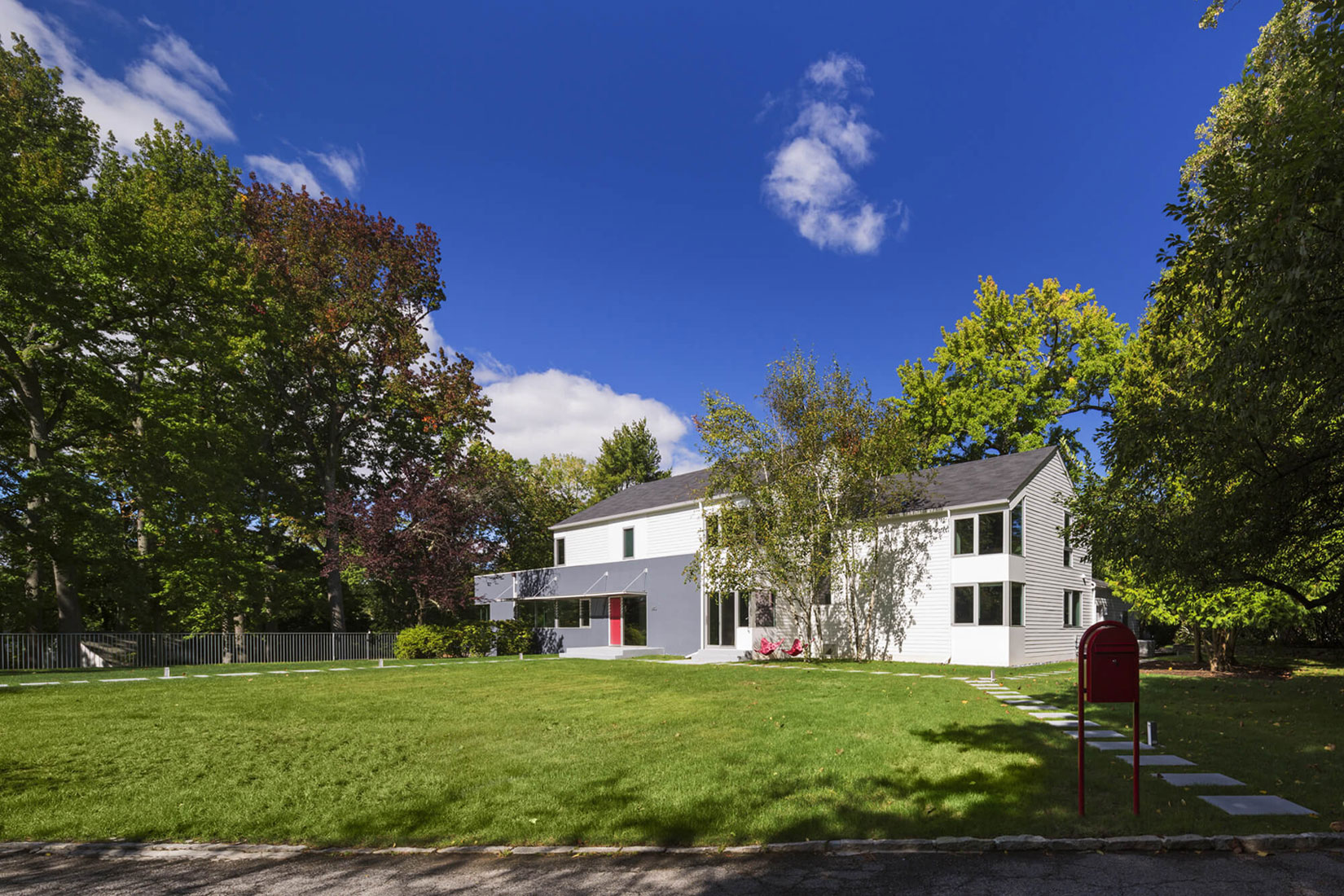 A Stylish and Colorful Modern Home with Light Interiors in Westchester by Fougeron Architecture (1)