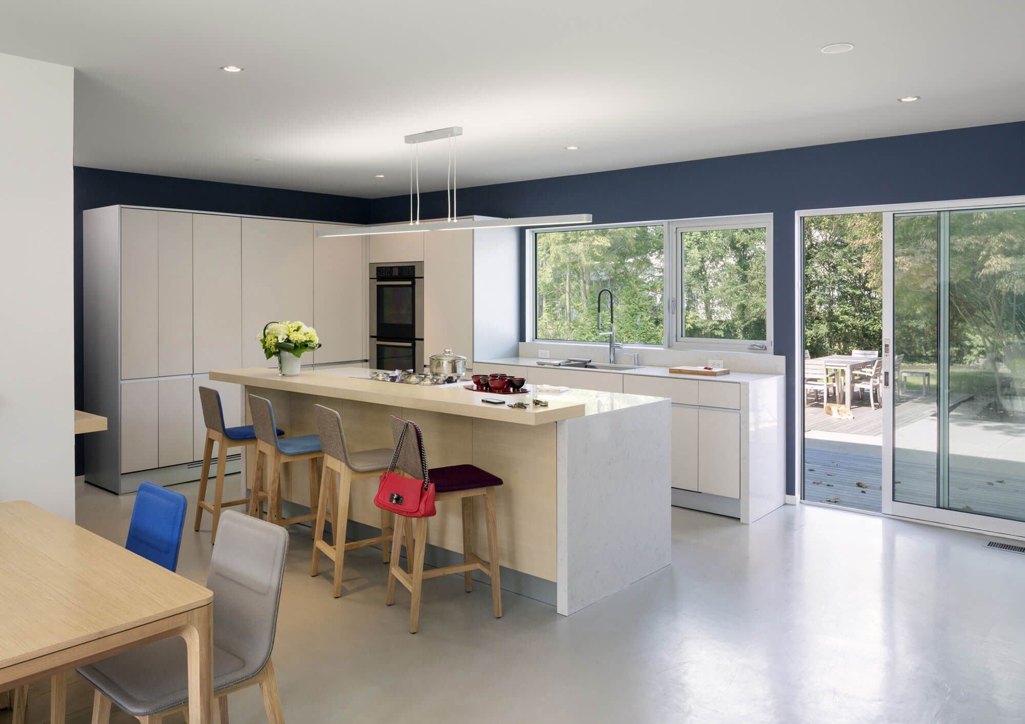 A Stylish and Colorful Modern Home with Light Interiors in Westchester by Fougeron Architecture (11)