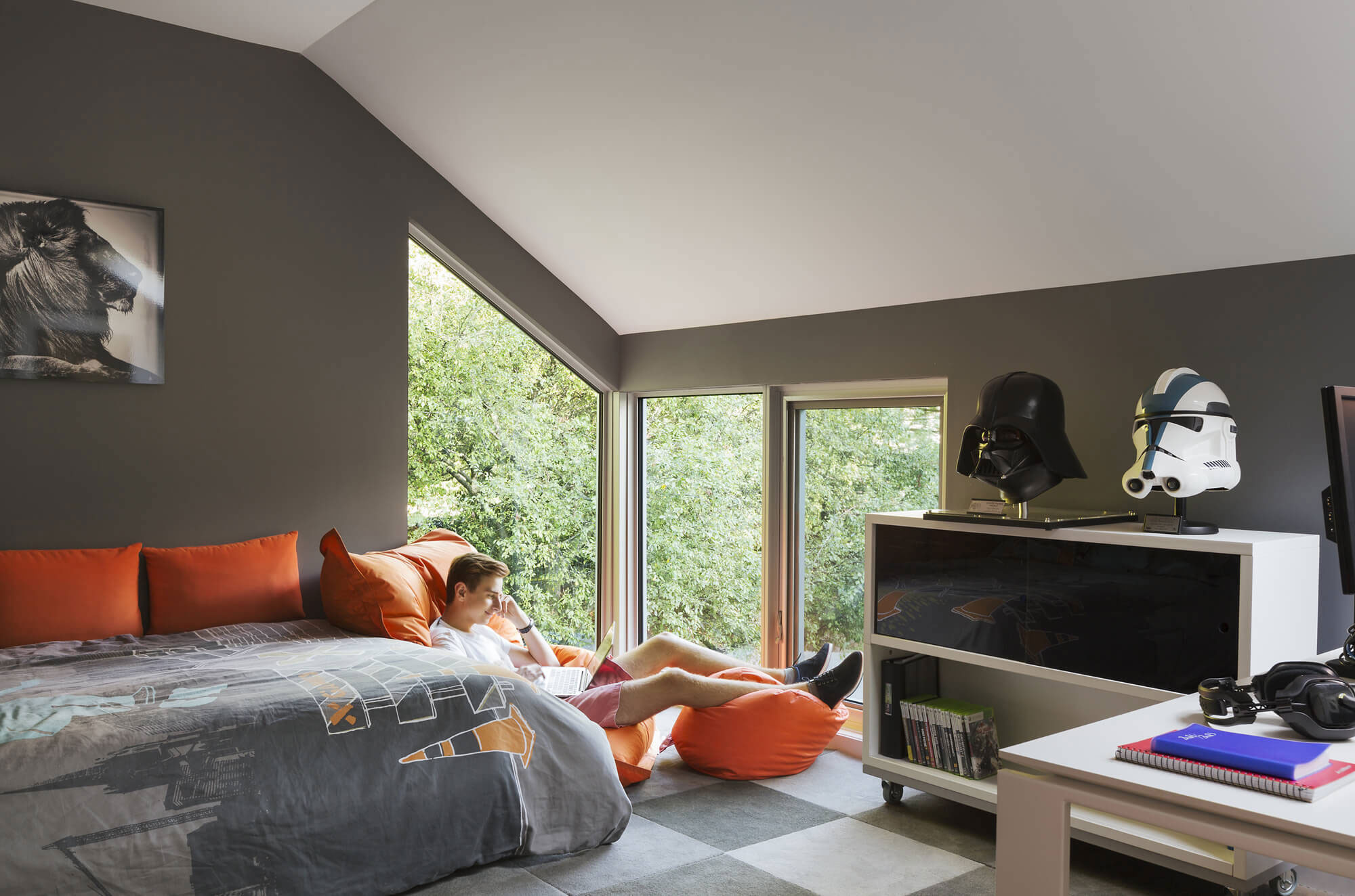 A Stylish and Colorful Modern Home with Light Interiors in Westchester by Fougeron Architecture (17)
