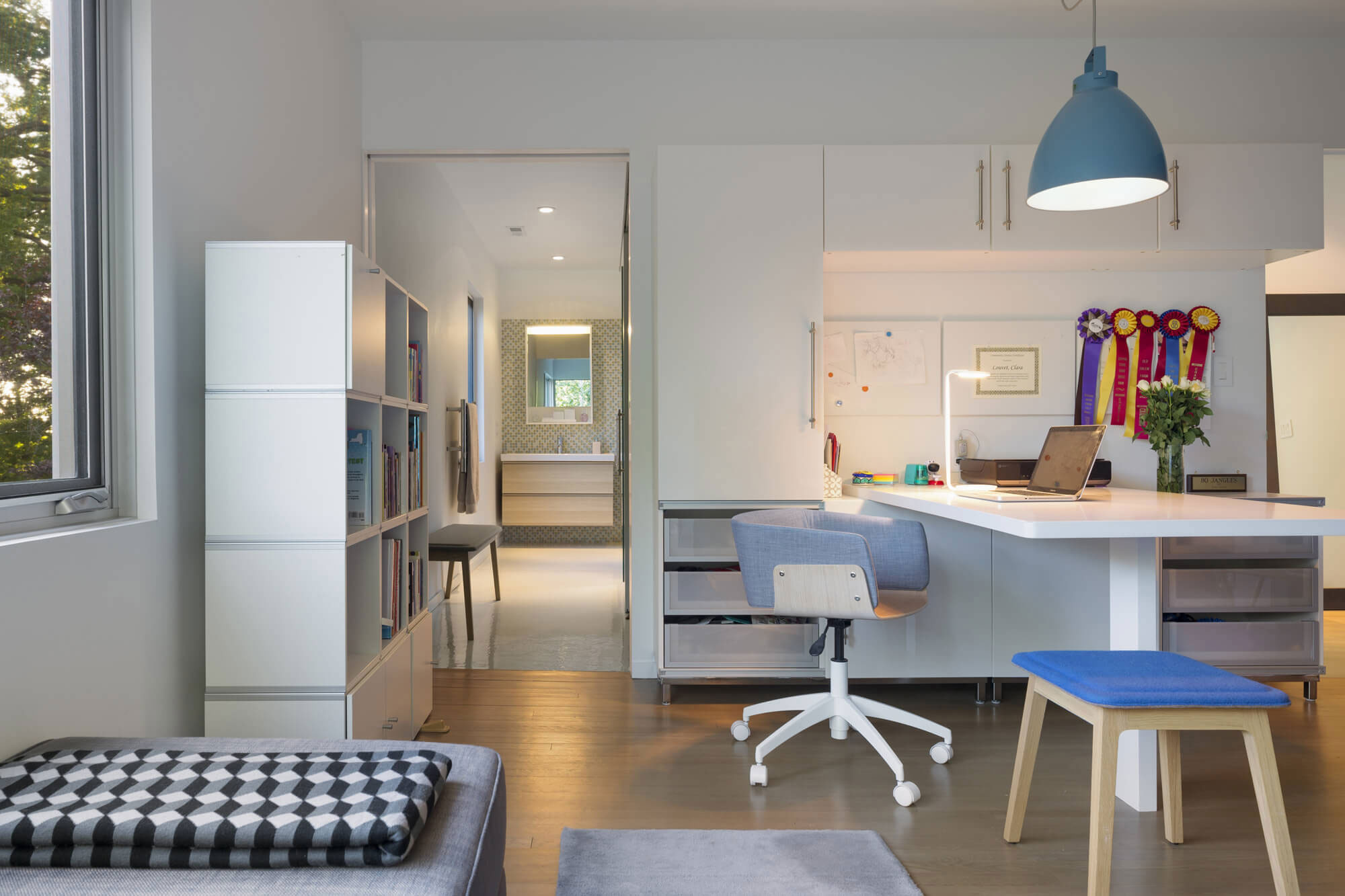A Stylish and Colorful Modern Home with Light Interiors in Westchester by Fougeron Architecture (18)