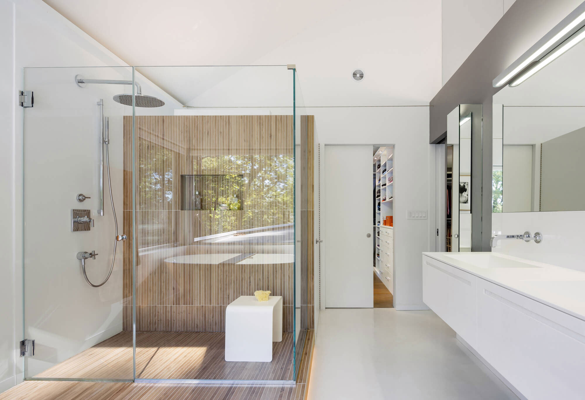 A Stylish and Colorful Modern Home with Light Interiors in Westchester by Fougeron Architecture (20)
