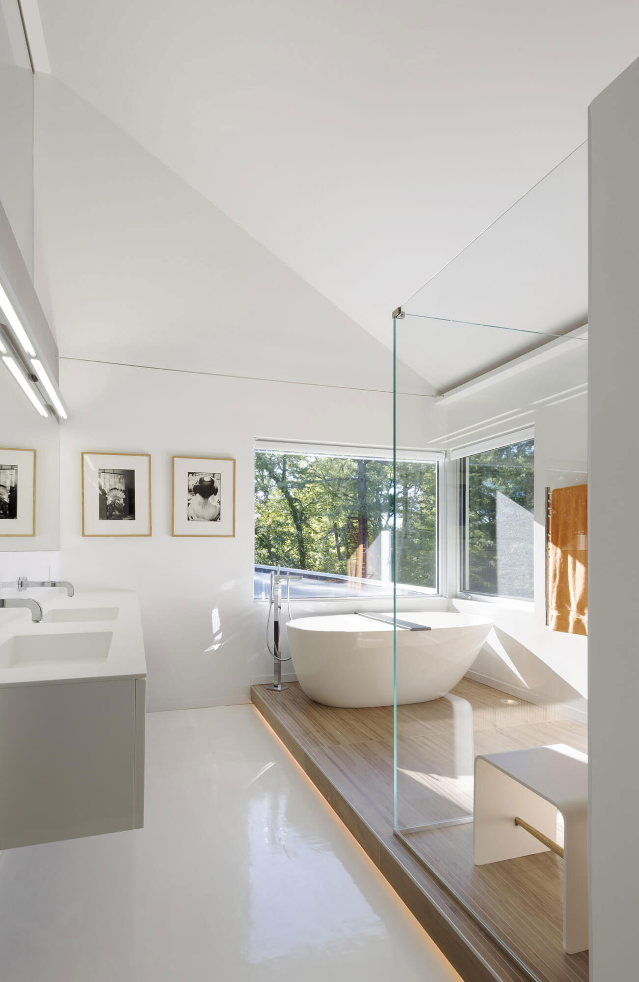 A Stylish and Colorful Modern Home with Light Interiors in Westchester by Fougeron Architecture (21)