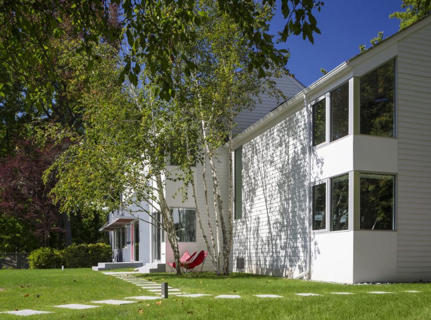 A Stylish and Colorful Modern Home with Light Interiors in Westchester by Fougeron Architecture (4)