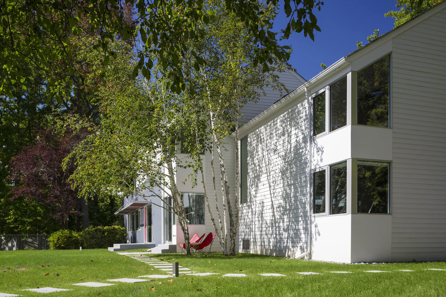 A Stylish and Colorful Modern Home with Light Interiors in Westchester by Fougeron Architecture (4)
