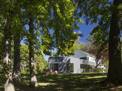 A Stylish and Colorful Modern Home with Light Interiors in Westchester by Fougeron Architecture (5)