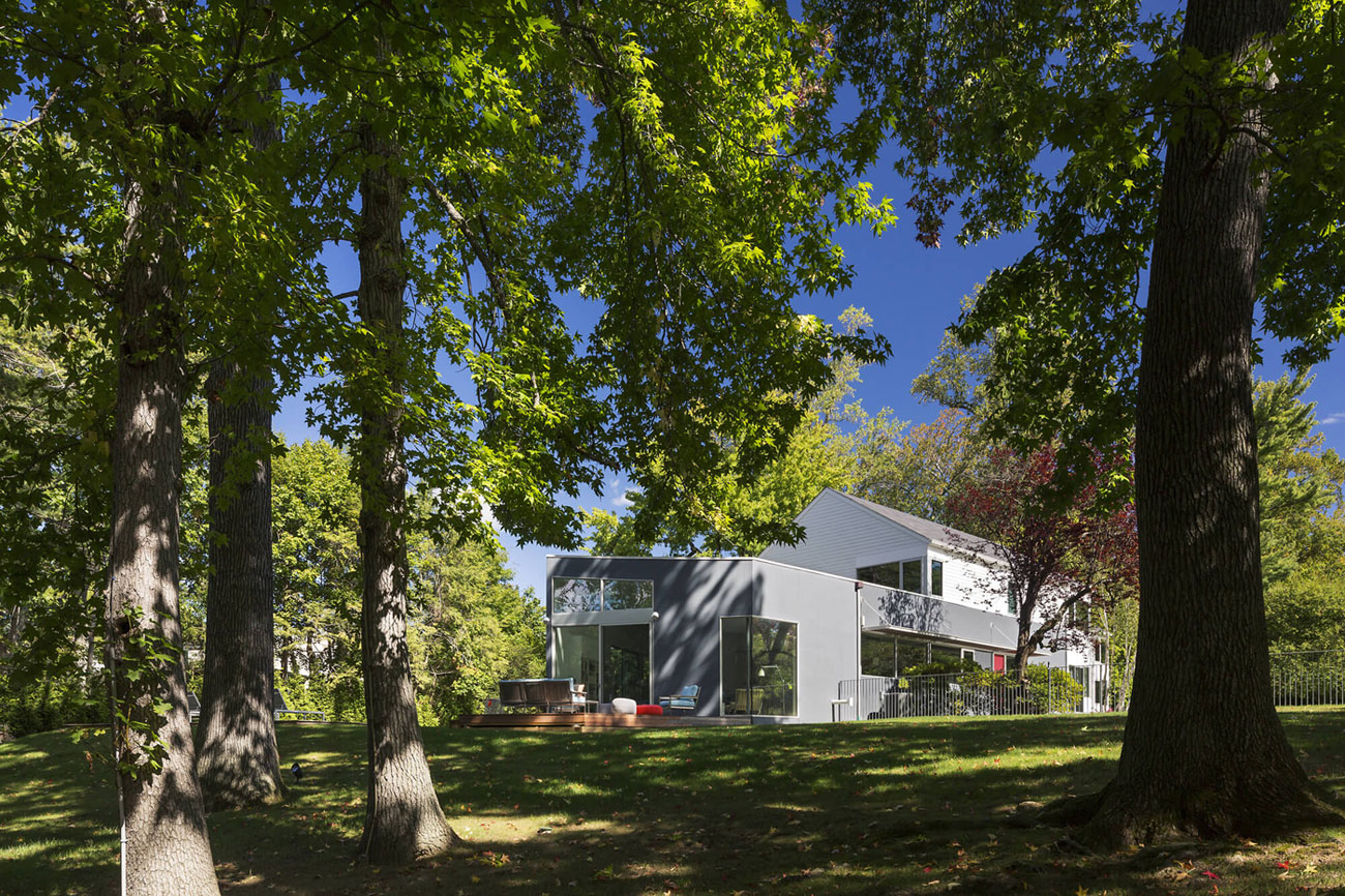 A Stylish and Colorful Modern Home with Light Interiors in Westchester by Fougeron Architecture (5)