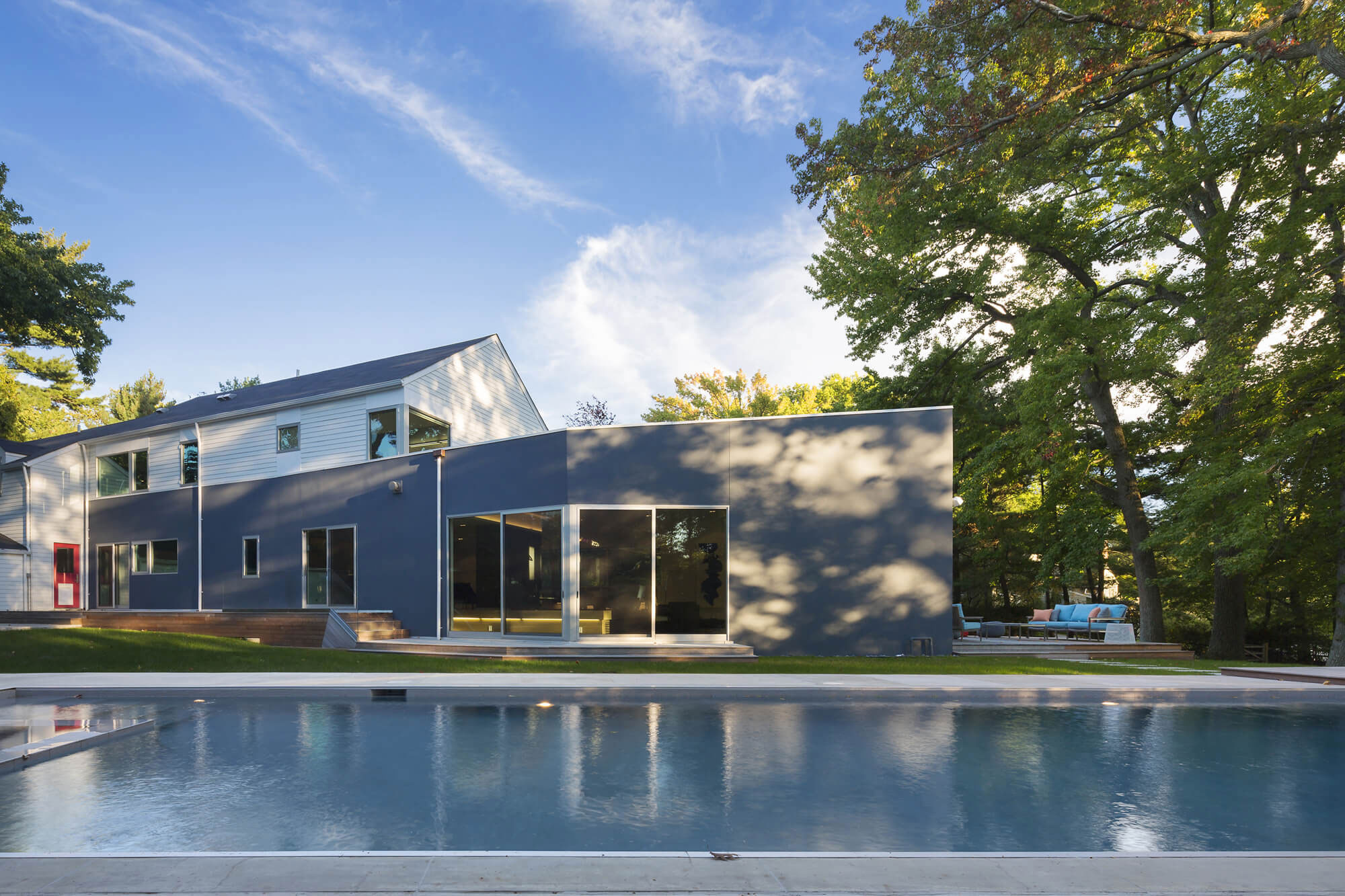 A Stylish and Colorful Modern Home with Light Interiors in Westchester by Fougeron Architecture (6)