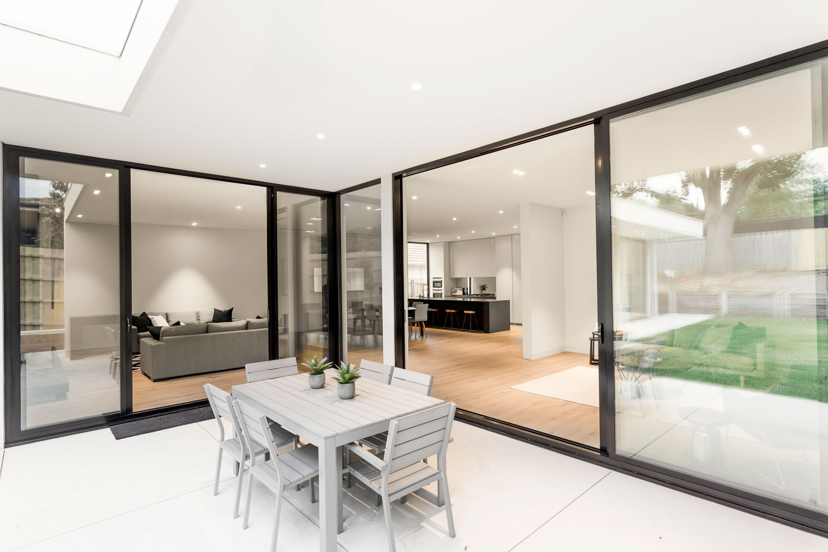 A Stylish and Dramatic Contemporary Home in Camberwell, Australia by Canny (5)