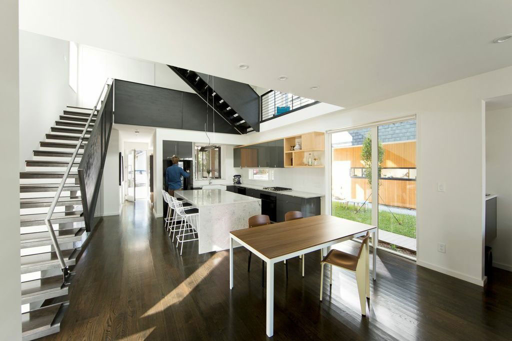 A Stylish and Dramatic Contemporary Home with Natural Light in North Carolina by Raleigh Architecture Company (10)